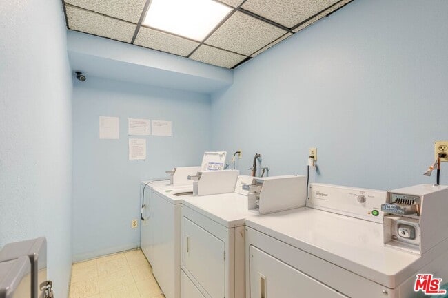 Building Photo - 5820 Yolanda Ave