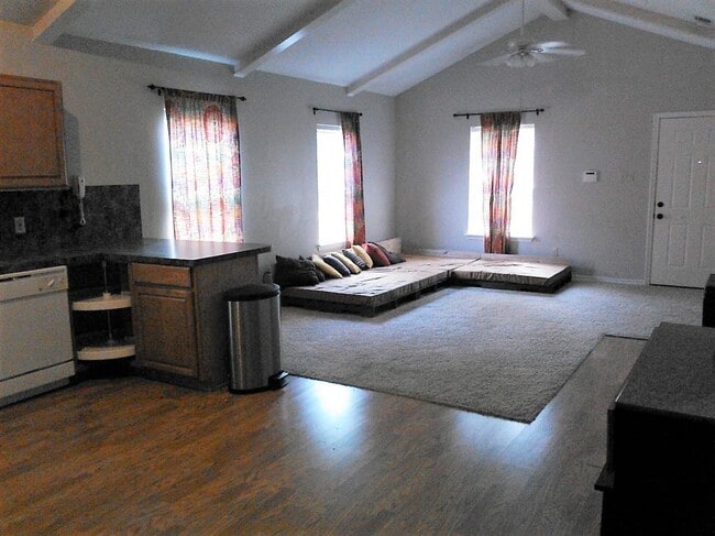 Building Photo - 4 Bed home waiting!