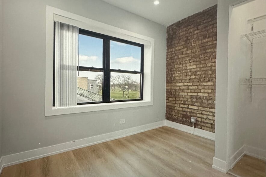 Building Photo - 1552 W Juneway Ter