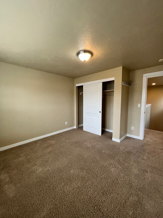 Building Photo - 4-Bedroom 2 1/2 Bathroom Home