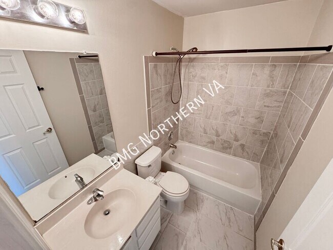Building Photo - 10230 Magnolia Grove Dr