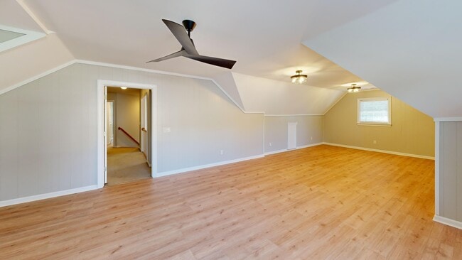 Building Photo - 33 Fairway Dr