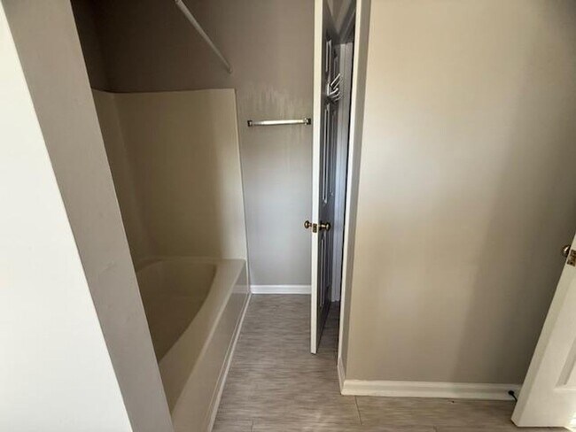 Building Photo - 500 Misty Groves Cir