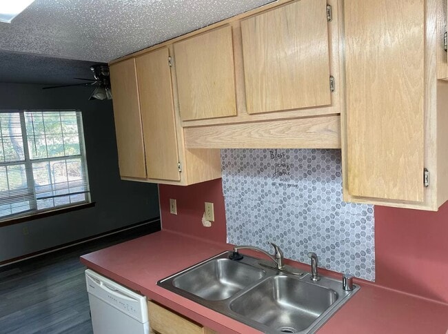 Building Photo - 2 Bedroom / 1.5 Bathroom Townhouse w/ Fenc...