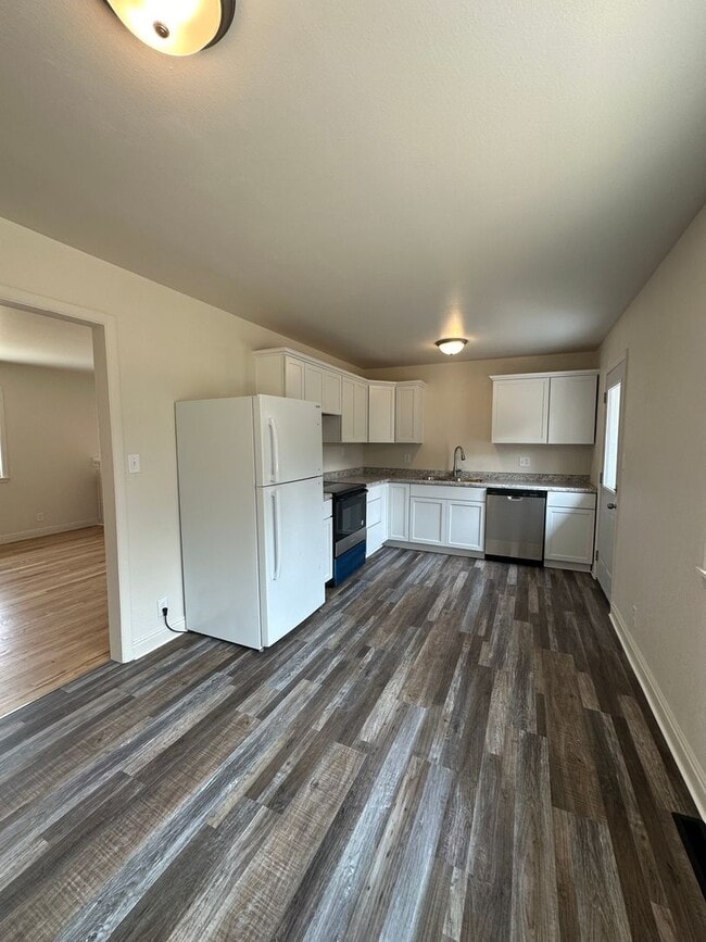 Building Photo - 4bed Rental June 2026