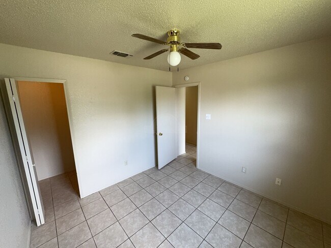 Building Photo - 2208 Hemlock Dr