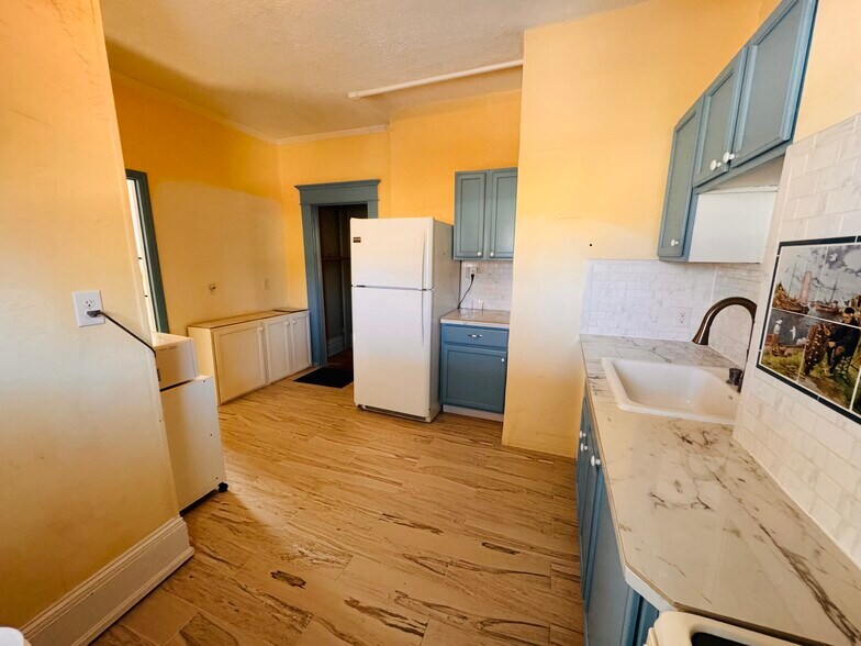 Building Photo - 503 S Broadway St