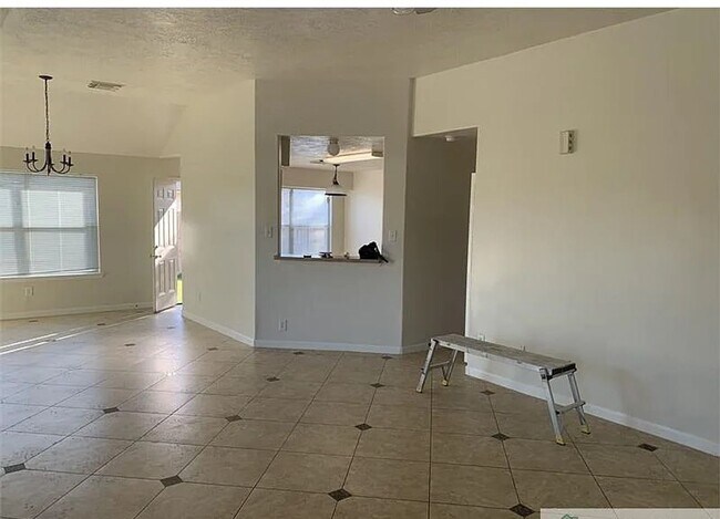 Building Photo - MOVE IN SPECIAL - 1/2 OFF FIRST MONTHS RENT!