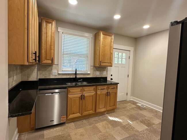 Building Photo - A newly updated 3 bedroom in Old North!