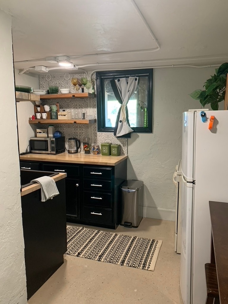 Kitchen - Not Furnished - 1415 W 1st St