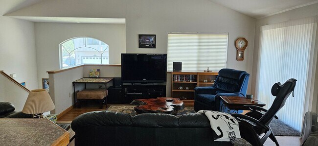 Building Photo - Large furnished mountain home walking distance to the river --- Available October 1