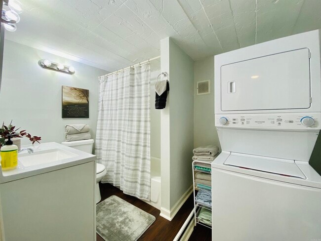 Building Photo - 1305 Stratford Ave