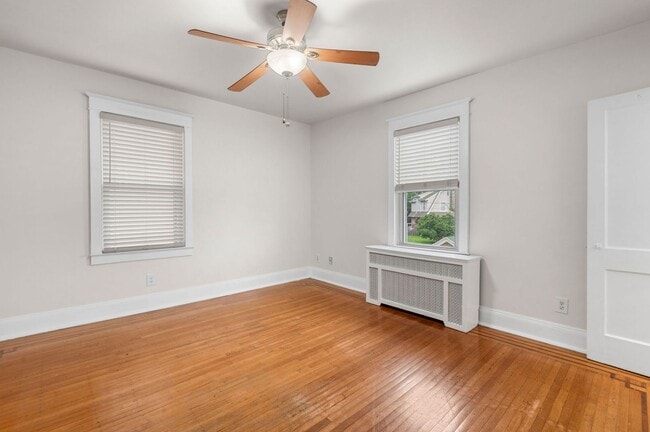 Building Photo - Single family home with hardwood floors th...