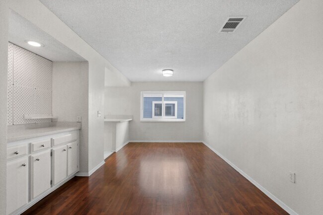 Building Photo - Charming Carson Townhome!