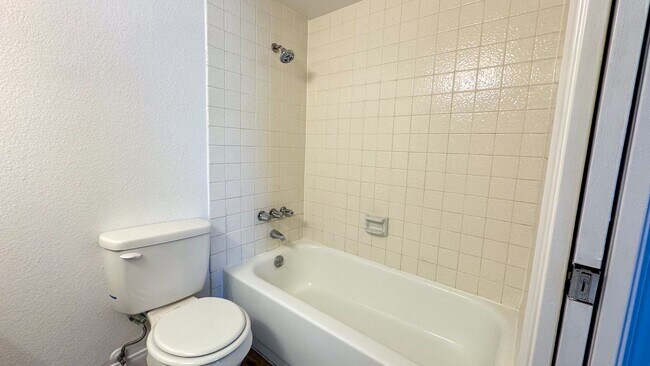 Building Photo - Las Vegas 2-Bed, 2-Bath Condo in Secure Ga...