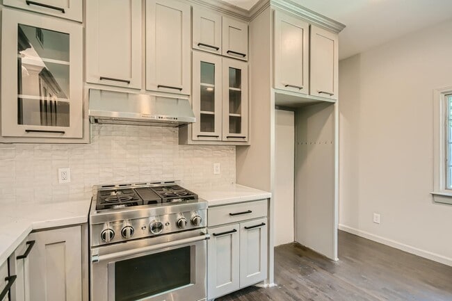 Building Photo - Impressive Cochran Heights home with outdo...