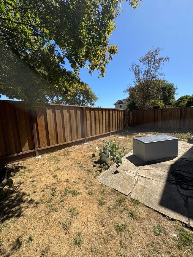Building Photo - Beautiful 3bd/2.5 bath Townhome