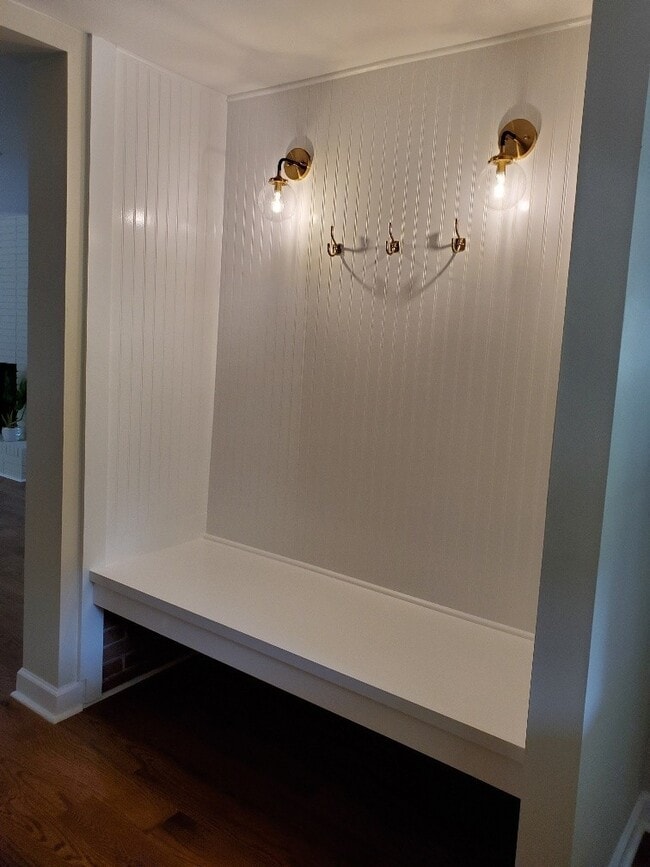 Building Photo - Newly Remodeled Mid Century Style Home!!