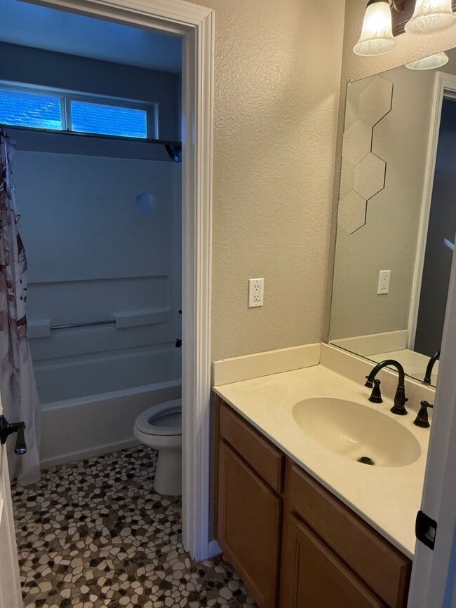 Building Photo - 3 bedroom 2.5 bathroom house in the heart ...