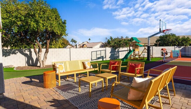 Building Photo - 2431 E Laurel St