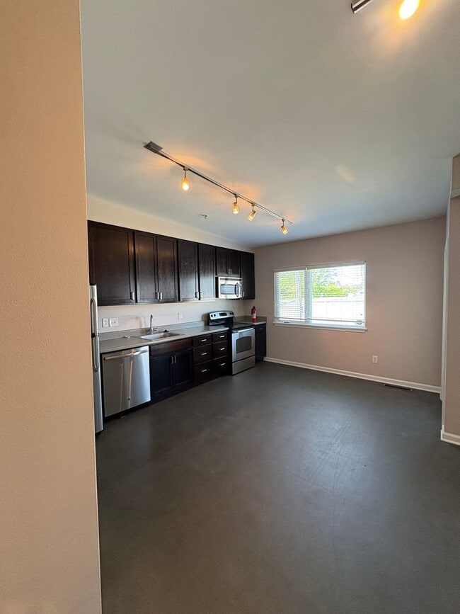 Building Photo - Beautiful 1 bedroom Modern Townhome