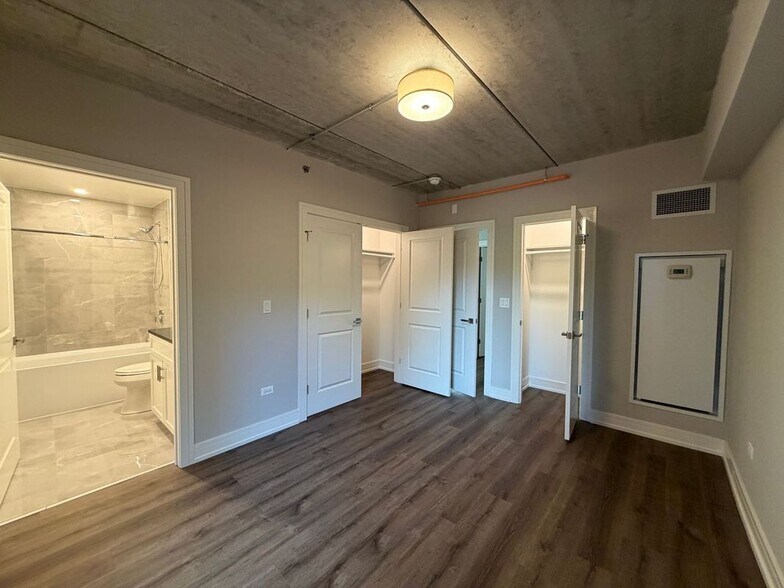 Building Photo - 952 W Carmen Ave