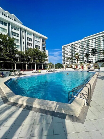 Building Photo - 5161 Collins Ave