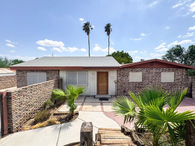 Building Photo - "Spacious 3-Bedroom Oasis in Yuma - 2,721 ...