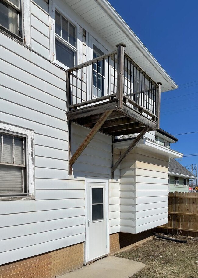 Building Photo - 1605 Yout St