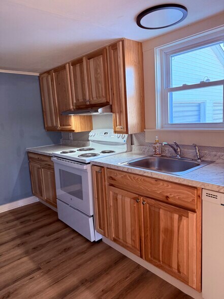 Brand new stove and refrigerator - 514 Elm St