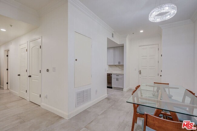 Building Photo - 1444 S Point View St