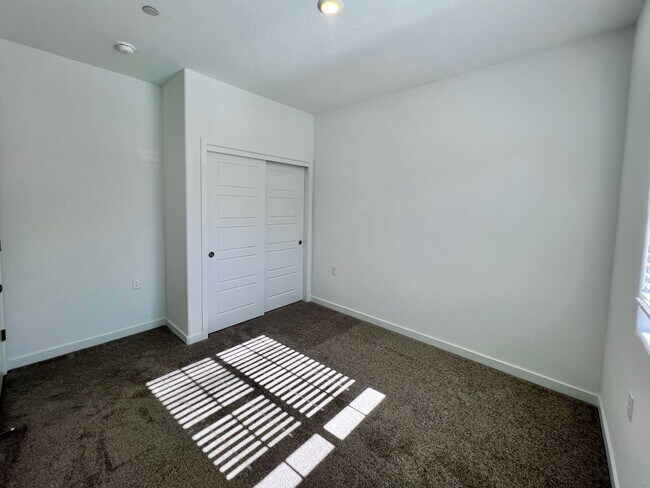 Building Photo - $2,950 Ashlan & Highland - Clovis 4 Bedroo...