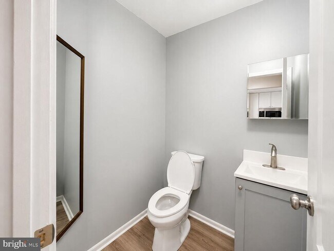 Building Photo - 3811 Glenview Terrace