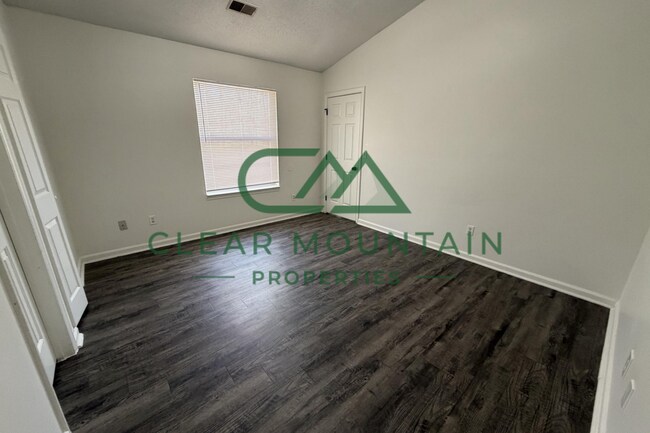 Building Photo - MOVE-IN SPECIAL! FREE RENT!