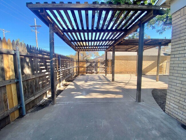 Building Photo - NOW PRE-LEASING FOR JULY: 4 bed 2 bath 2car garage in Tech Terrace
