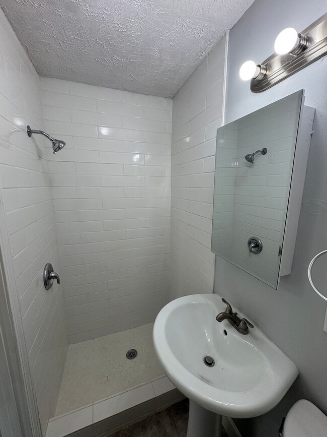 Building Photo - Freshly Renovated 3/2 Single Family in Wes...