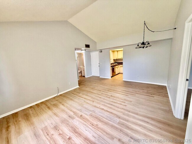 Building Photo - 1673 SE Green Acres Cir