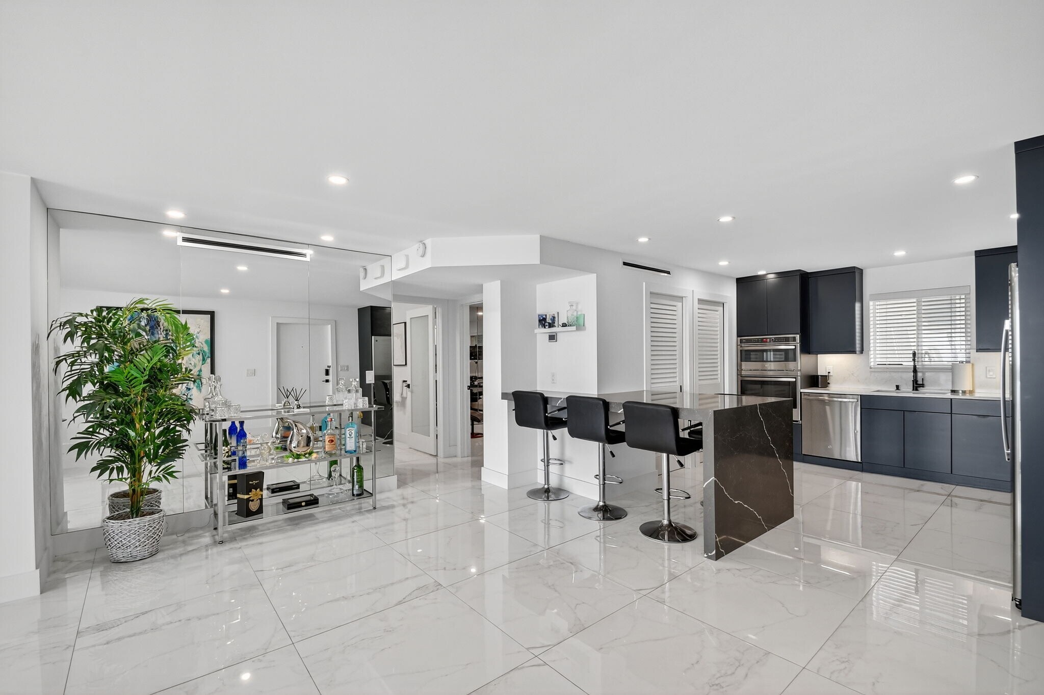 Building Photo - 301 Lake Shore Dr