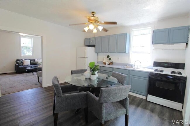 Building Photo - 413 N Center St