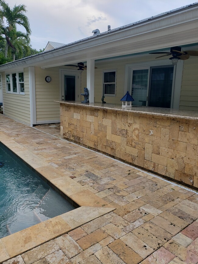 pool and bar in backyard - 621 SW Saint Lucie Crescent