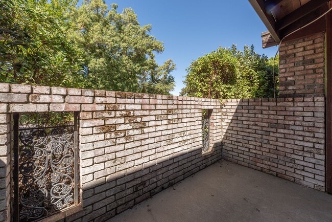 Building Photo - 2 bed 1 bath home w/ garage and yard, biking distance to UC Davis campus and downtown