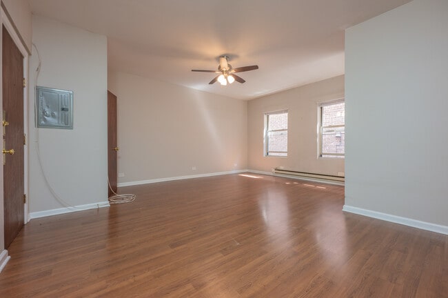 Building Photo - 5511 N Kenmore Ave