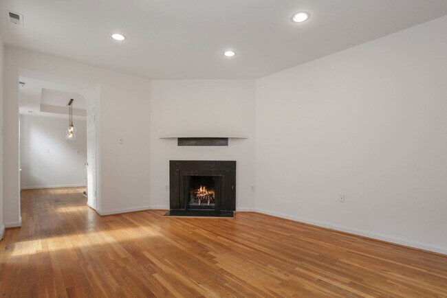 Building Photo - Professionally Managed & Recently Renovated // 2  Bedroom 2  Bathroom Condo // Meridian Hill Park...