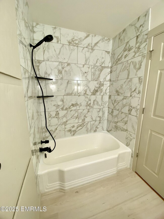 Building Photo - 1390 N Hills St