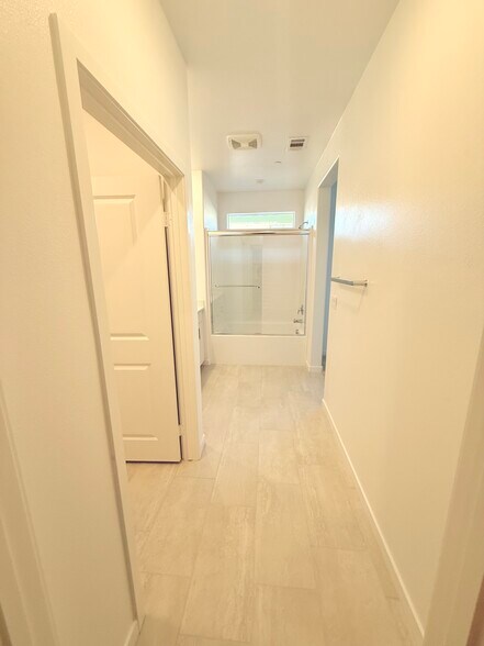 Building Photo - 2583 Cloudview Privado