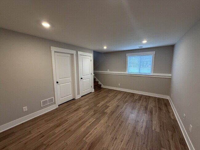 Building Photo - 3 bed, 2 bath Townhouse SE Grand Rapids