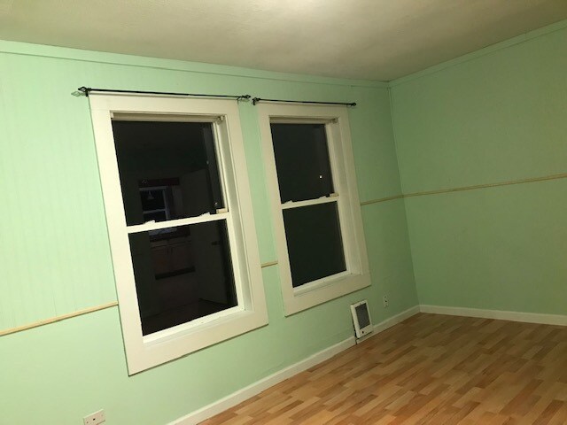 Building Photo - 208 B St