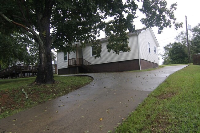 Building Photo - 3 Bedroom Home For Rent Near Downtown Clar...
