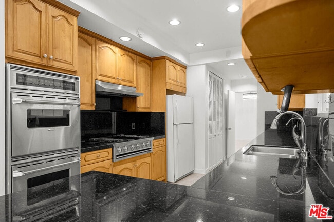 Building Photo - 8704 Gregory Wy