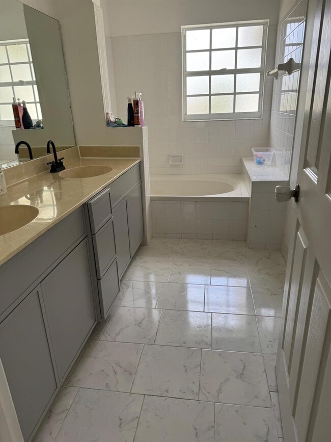 Building Photo - 5665 NW 117th Ave